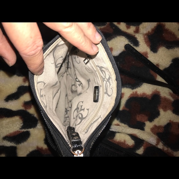 Guess  cross body purse ( wallet not included) - Picture 2 of 2